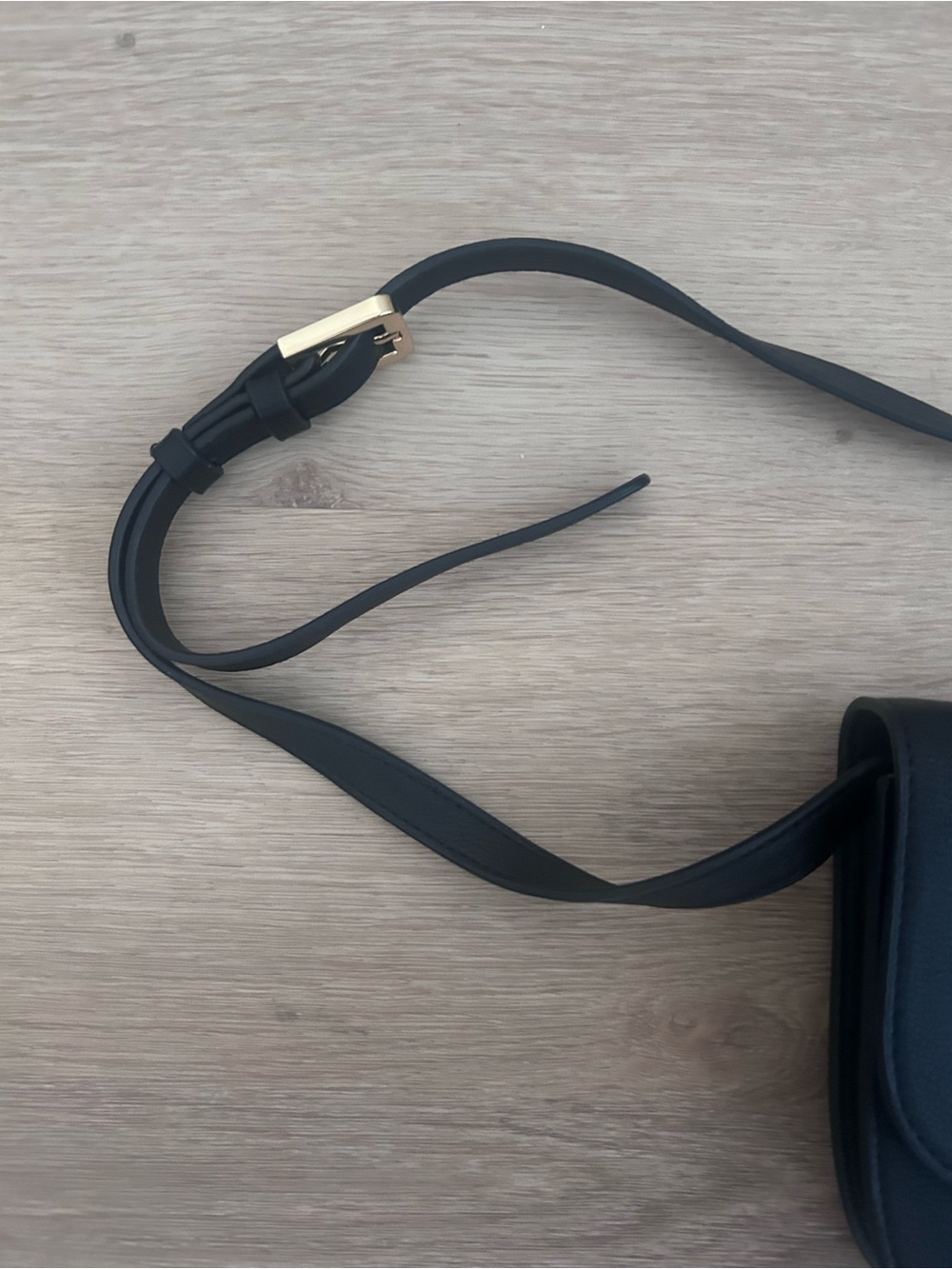 Quince Italian Leather Saddle Crossbody Bag Black Gold Hardware Adjustable - Picture 3 of 6